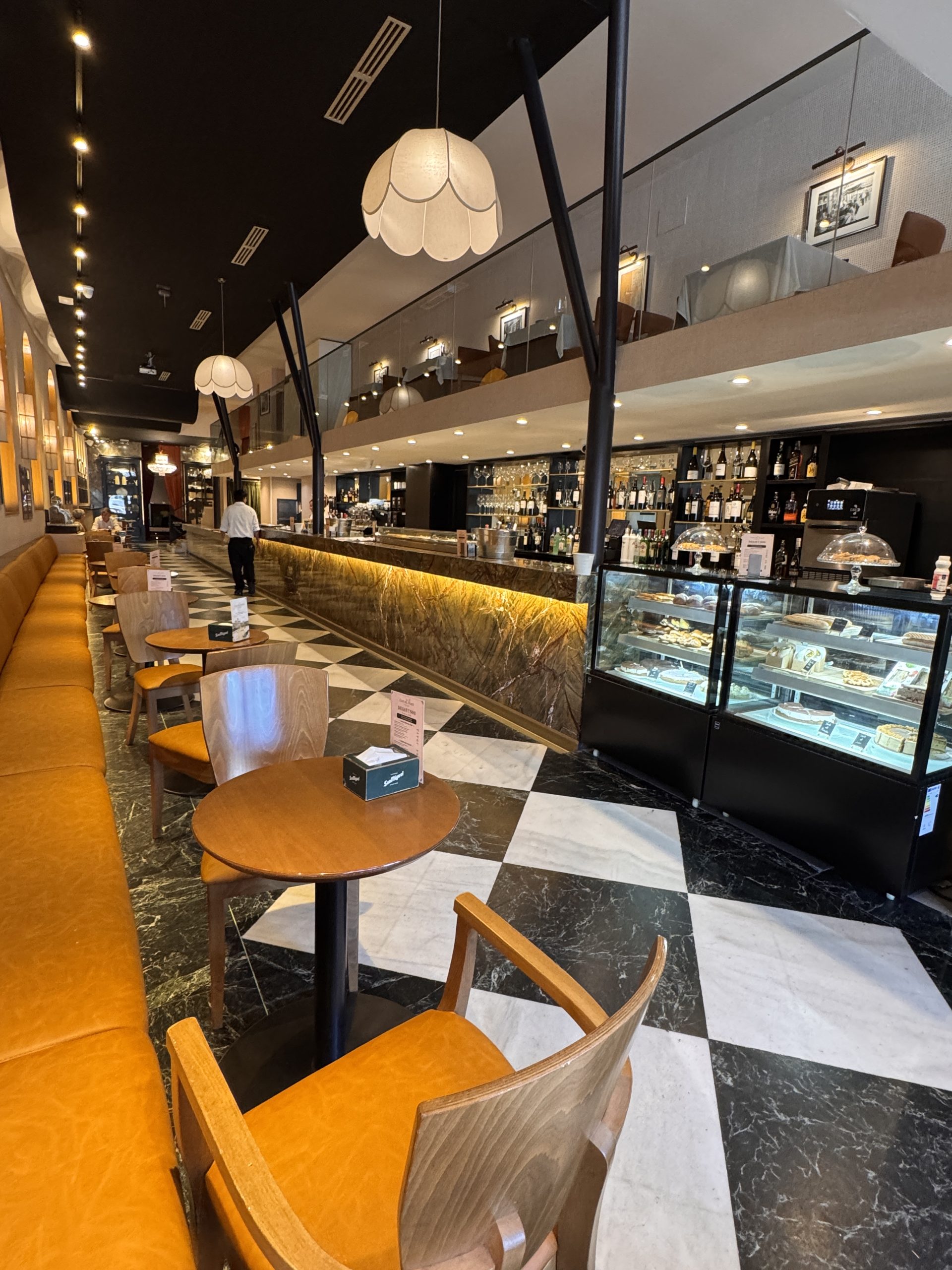 cafe del norte valladolid barra entrada scaled